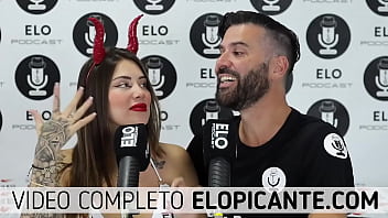 Preview 4 of Big Hip Porn - ELO PODCAST LE PASA EL HIELO POR LAS TETAS A SARA BLONDE