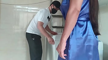 Preview 3 of Japanese Wafi Affair Full Movies - T&eacute_cnico foi chamado para consertar a m&aacute_quina de lavar a acabou comendo a cliente gostosa