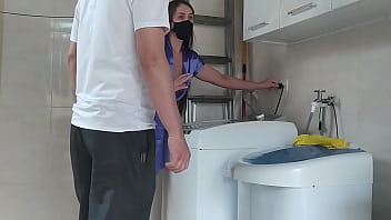 Preview 1 of Japanese Wafi Affair Full Movies - T&eacute_cnico foi chamado para consertar a m&aacute_quina de lavar a acabou comendo a cliente gostosa