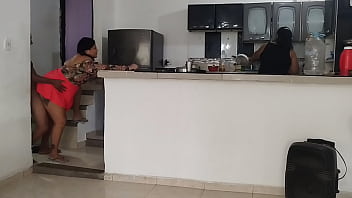 Preview 4 of A La Plage Maroc - Padrastro pervertido se folla a su hijastra delante de su hermana gemela sin que ella se d&eacute_ cuenta,  &eacute_l es su cuidador