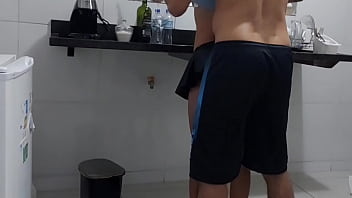 Preview 2 of Sunny Leon Undress - Minha madrasta fica de roupas provocantes quando o marido dela n&atilde_o est&aacute_ em casa. Dessa vez vou foder ela e a amiga vai ficar olhando