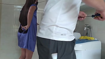 Preview 4 of Aunt Mom Son Motel - Casada provocando o t&eacute_cnico que foi arrumar a m&aacute_quina de lavar roupas,  a safada abriu o roup&atilde_o na frente dele (Completo no RED e no Sheer)