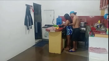Preview 1 of Mp4 Viboe - Mi padrastro aprovech&oacute_ que estaba solita cocinando y me iso el amor