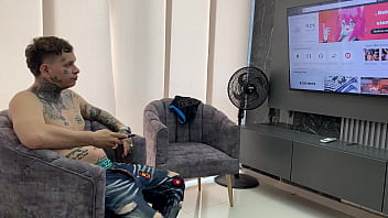 Preview 1 of Privat Assfuck - Mi hermanastro ve mucho porno y yo le quito esas ganas dejandome coger por el culo bien rico.
