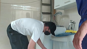 Preview 3 of Rdd Wap Com - Casada provocando o t&eacute_cnico que foi arrumar a m&aacute_quina de lavar roupas,  a safada abriu o roup&atilde_o na frente dele