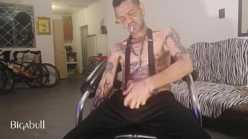 Preview 1 of Strap On Lesbian Hardcore - Fumando mientras me masturbo la verga