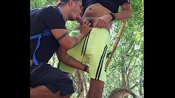 Preview 1 of Nd Xxxxx 2019 - Botelhando um rabo em um parque p&uacute_blico - Full video in XVIDEOS RED e no SHEER - sheer.com/thalesbotelho