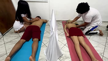 Preview 1 of Gay Drunk Sleep Present - Salon Para Casados en Masaje en Pareja Erotico Para Marido y Su Mujer se dejan Llevar por la Lujuria NTR JAV