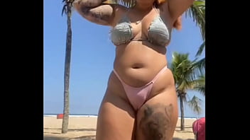 Preview 3 of Richa Soni - Deixei o cara da um tapa na minha Bunda na praia e ele tirou o pau pra fora - fiquei assustada mas no final cai de Boca