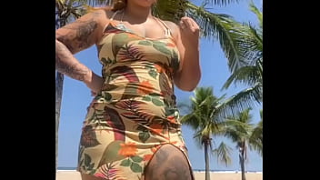 Preview 1 of Richa Soni - Deixei o cara da um tapa na minha Bunda na praia e ele tirou o pau pra fora - fiquei assustada mas no final cai de Boca