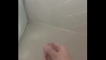 Preview 2 of Gym Footjob Girl - novinho gostoso da pica grossa