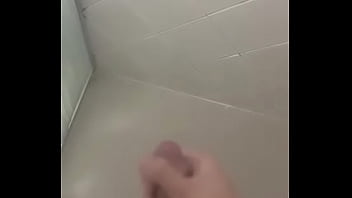 Preview 3 of Gym Footjob Girl - novinho gostoso da pica grossa