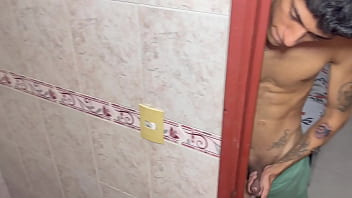 Preview 1 of Xxx New Imenge - Espi&oacute_ a mi peque&ntilde_a hermanastra mientras toma un rico ba&ntilde_o y termino corri&eacute_ndome en su boca.