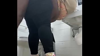Preview 2 of Gumin Pussy - Made him but in 1 min at the laundromat