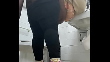 Preview 3 of Gumin Pussy - Made him but in 1 min at the laundromat