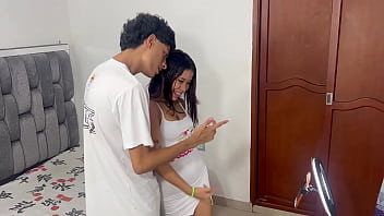 Preview 2 of Oldledy Sex - Ayudo a mi hermanastra con sus redes sociales y termino follandola duro. Primera parte