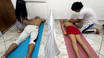 Preview 1 of Booty Wife Son - El Masajista se Folla a la Novia En Masaje en Pareja Mientras su Novio le Hacen Masaje al Lado NTR