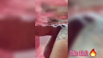 Preview 3 of Xxxwww Oc - Bia Hot Morena safada te chamando para aproveitar o calor na piscina pelada
