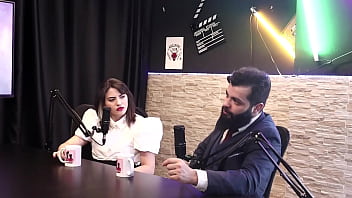 Preview 4 of Www Brezzars Com - J&aacute_ tomaram bolo de produ&ccedil_&atilde_o porque queriam ir fumar,  e as coisas no swing s&atilde_o mais caras - Lady Snow e Lord Kenobi (SHEER/RED)