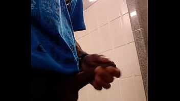 Preview 2 of Black Man White Girl In Bath - QUASE PEGO NO BANHEIRO DO SHOPIN