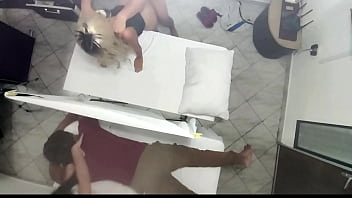 Preview 4 of Indian Nose Pinch - Masaje en Pareja quedo Grabado Cuando la Hermosa Esposa es Follada por el Masajista al lado de su Marido Cornudo NTR JAV