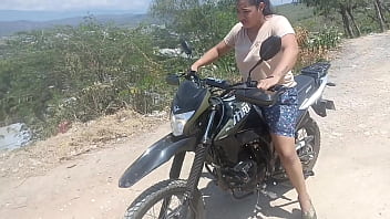 Preview 1 of Bdxx Videos - Falla al andar en la moto pero no falla sacando mi polla del pantal&oacute_n mi vecina. (⁠⁠｡⁠⁠)⁠!