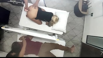 Preview 2 of Reema Khan Hd Xxx - Masaje Erotico en El Cuerpo de la Hermosa Esposa al Lado de su Marido en el Salon de Masajes en Pareja Quedo Grabado Como La Esposa es Manipulada por el Medico y Luego Follada al lado de su Marido NTR