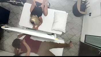 Preview 3 of Reema Khan Hd Xxx - Masaje Erotico en El Cuerpo de la Hermosa Esposa al Lado de su Marido en el Salon de Masajes en Pareja Quedo Grabado Como La Esposa es Manipulada por el Medico y Luego Follada al lado de su Marido NTR