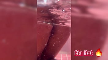 Preview 4 of Indian Imo Video Chat - Bia Hot Morena tarada se exibindo na piscina