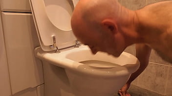 Preview 3 of American Sex Vbieo - Licking a Piss Covered Toilet