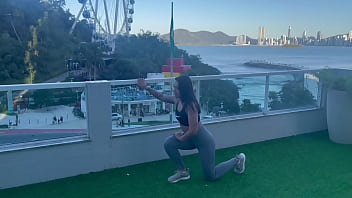 Preview 2 of Sunny Leone Pink Bra Sex - ELA SEDUZIU O PERSONAL E CHAMOU ELE PRA COMER SUA BUCETA NO AP