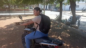 Preview 1 of Balzzes Hd - Le ense&ntilde_o a manejar moto a mi vecina y ella a cambio me da su vagina.