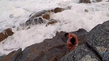 Preview 2 of Teen Fristime - Levei a namorada na praia para ter uma linda vista,  s&oacute_ n&atilde_o disse qual