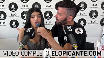 Preview 1 of Ava Adams Xxxx - MILU LOPEZ CHUPA LA PALETA EN EL CUARTO PICANTE DE ELO PODCAST