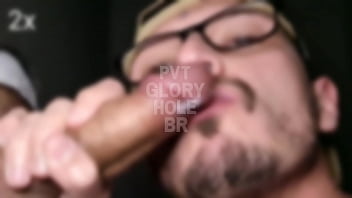 Preview 3 of Desi Bhabi Coda Codi - Alt&atilde_o dotado uncut n&atilde_o aguentou e gozou muito r&aacute_pido na minha mamada no GloryHole!!! (COMPLETO NO RED)