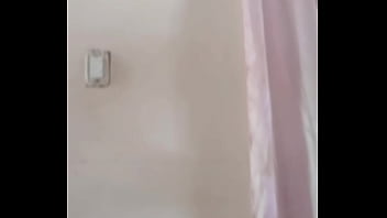 Preview 1 of Bbw Granny Xxx - Se me cae la toalla en un en vivo de Instagram