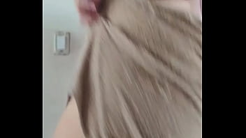 Preview 4 of Bbw Granny Xxx - Se me cae la toalla en un en vivo de Instagram