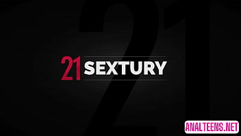 Preview 1 of Sean Cody Adrian - Ele iria meter na buceta mas a jovem sexy Victory Clockwork queria na verdade era sexo anal