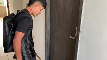 Preview 1 of Choti Chut Me Mota Lamba Land - La puta madrastra de mi mejor amigo me ruega a que la folle duro mientras mi mejor amigo no esta en casa.