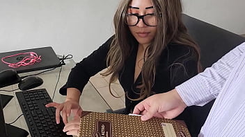 Preview 1 of Mom Small Guy - Tengo sexo con la shobrina de mi esposa en la oficina un rapidin ante que nos descubran
