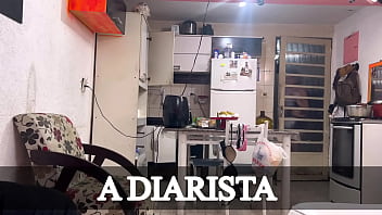 Preview 1 of Porn Durasi 3 Menit - Contratei uma diarista e acabei batendo punheta pra ela escondido !