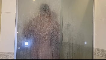 Preview 2 of Sunny Leaon X Videos Full Hot - Vazou na net! Namorado tarado ajuda a novinha a se lavar no banho e enche ela de leite