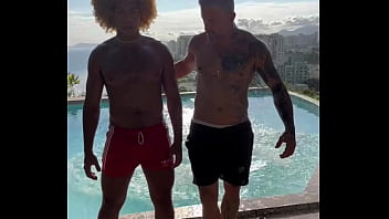 Preview 2 of Biochar Sex - AMIGOS FAZENDO SURUBA NA PISCINA EM FRENTE AO MAR