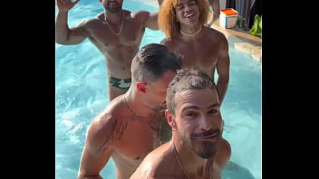 Preview 3 of Biochar Sex - AMIGOS FAZENDO SURUBA NA PISCINA EM FRENTE AO MAR