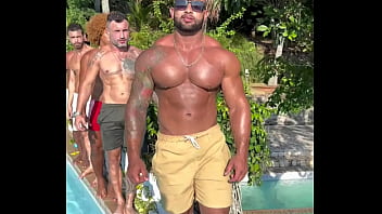 Preview 1 of Biochar Sex - AMIGOS FAZENDO SURUBA NA PISCINA EM FRENTE AO MAR