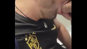 Preview 2 of Lemery Batangas Sex Scandal - Ajoelhou e mamou o pau cabe&ccedil_udo de um casado no banheiro do bar - EXCLUSIVOS NO RED