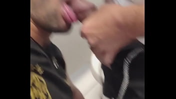 Preview 3 of Lemery Batangas Sex Scandal - Ajoelhou e mamou o pau cabe&ccedil_udo de um casado no banheiro do bar - EXCLUSIVOS NO RED