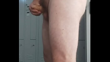 Preview 4 of Skating Minamino - VID 380 Ma masturbez si imi beau pisatul si imi penetrez fundul (5min)