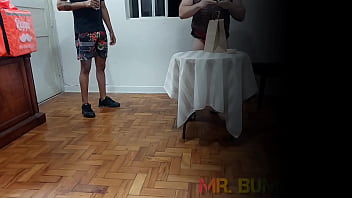 Preview 1 of Sweempul Sex Wath - ( COMPLETO NO RED OU SUBSCRI&Ccedil_&Atilde_O)CONVENCENDO O ENTREGADOR A COLOCAR CALDA NO MEU DOCE