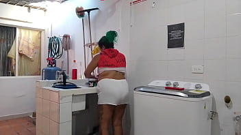 Preview 2 of Cry Teen - la nueva vecina esta muy rica me encanta como mueve su enormes nalgas mientras lava su ropa en el lavadero